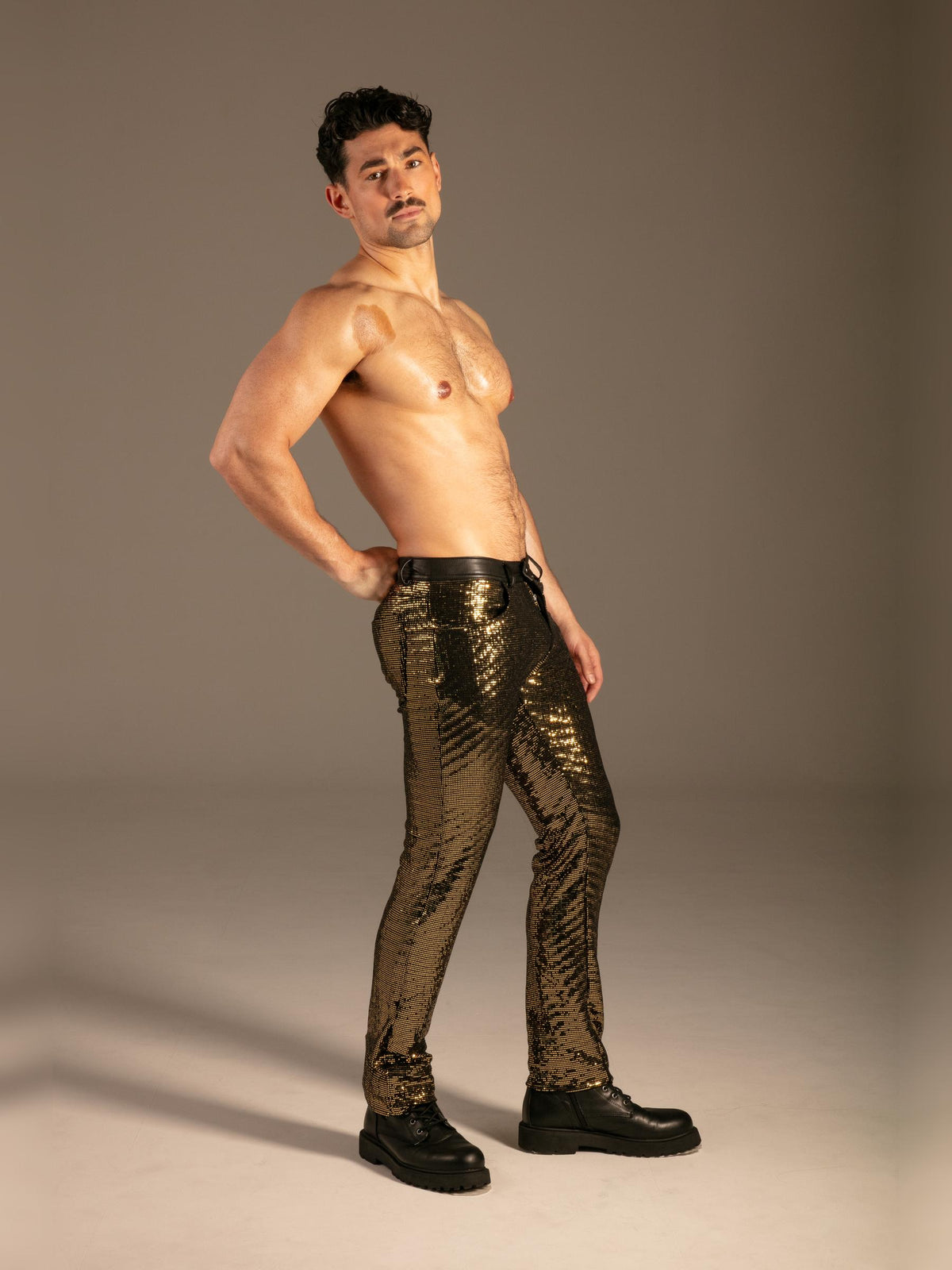 Glitzer Hose Glamour Glow Gold Herren seitlich – KYNX