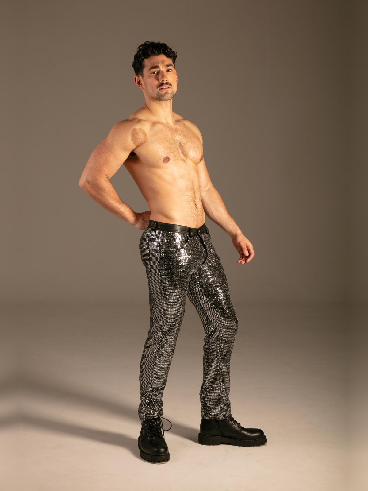 Glitzer Hose Glamour Glow Silber Herren seitlich – KYNX