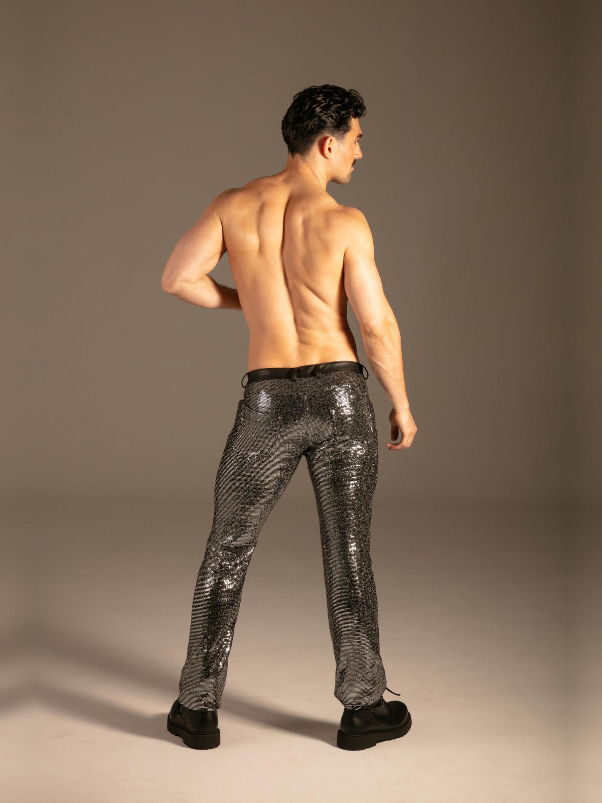 Glitzer Hose Glamour Glow Silber Herren von hinten – KYNX
