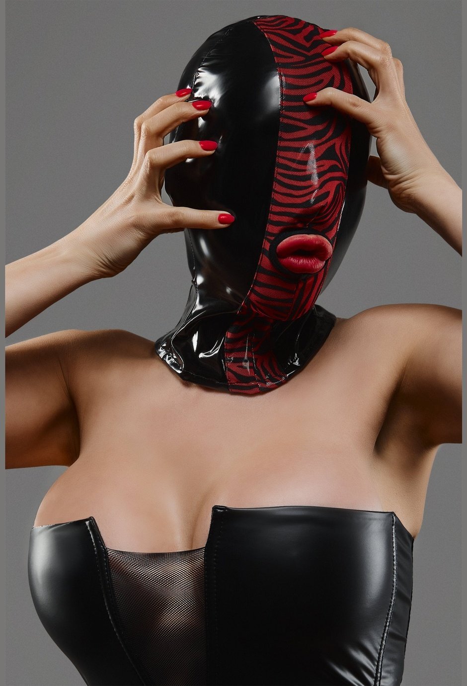 Schwarz - rote Maske von Demoniq - Hinreissend