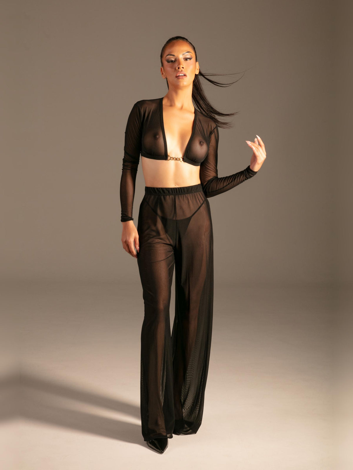 Mesh Hose mit weitem Bein Schwarz Damen von vorne – KYNX