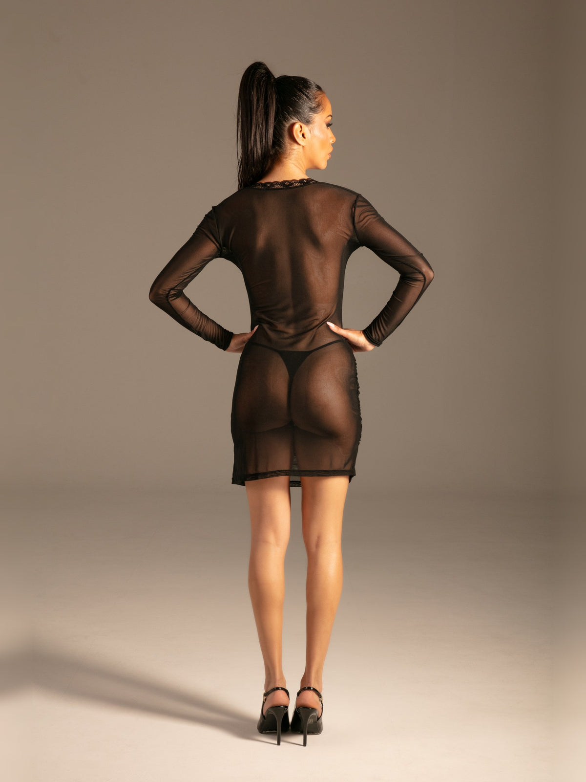 Mesh Kleid mit Raffung Schwarz Damen von hinten – KYNX