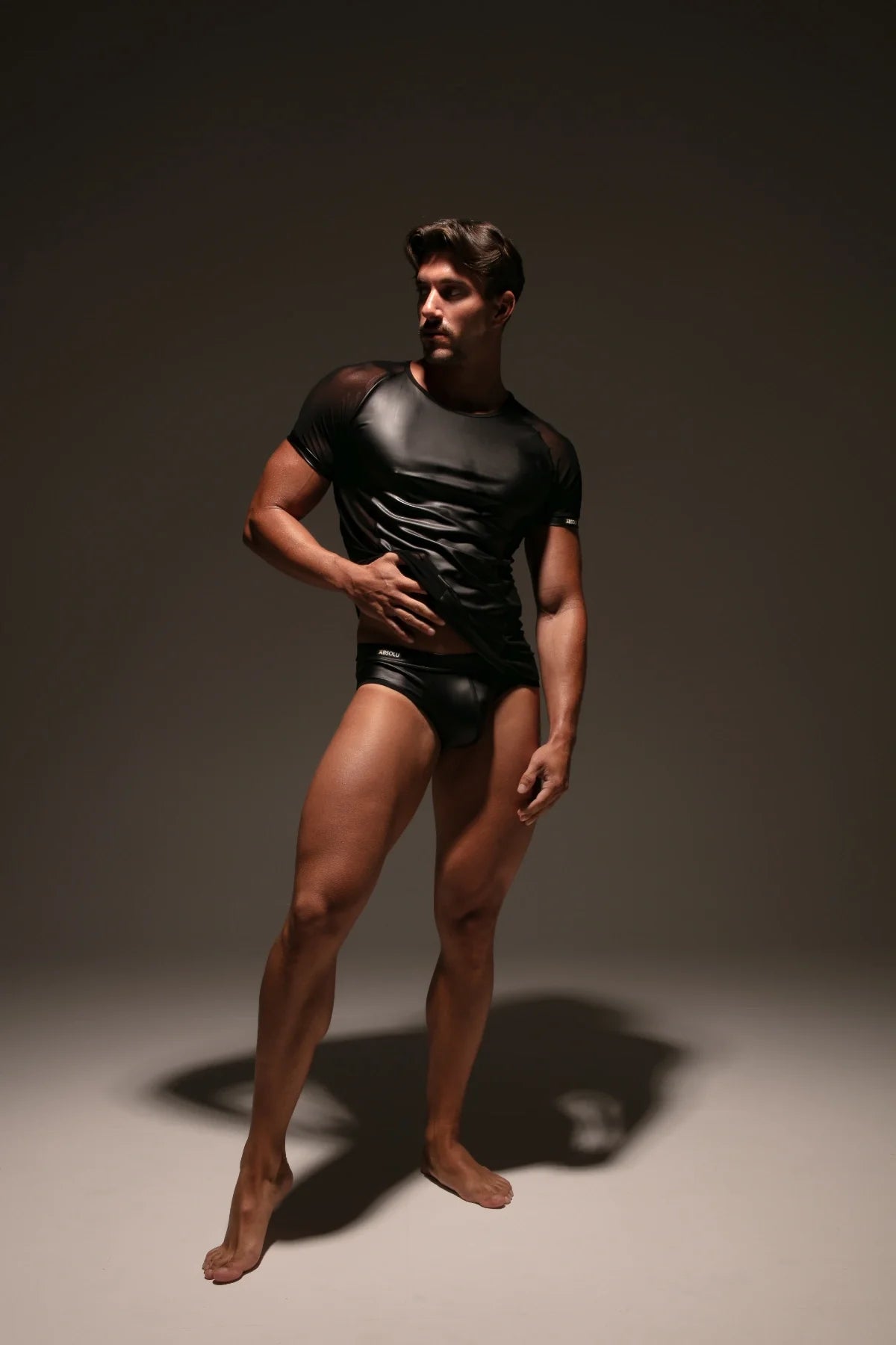 Absolu Male – französische Herren-Erotikmode in schwarzem Mesh-Top und Kunstleder-Shorts, exklusiv bei hinreissend.ch