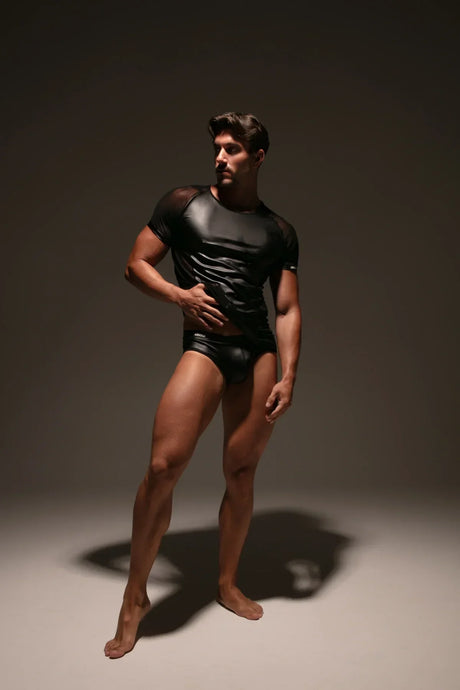 Absolu Male – französische Herren-Erotikmode in schwarzem Mesh-Top und Kunstleder-Shorts, exklusiv bei hinreissend.ch