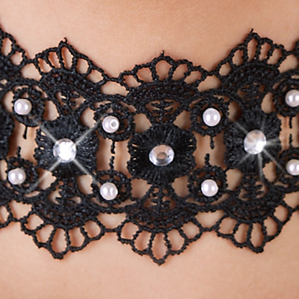 Gestricktes Halsband mit Perlen und Strasssteinen - Hinreissend
