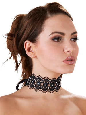 Gestricktes Halsband mit Perlen und Strasssteinen - Hinreissend