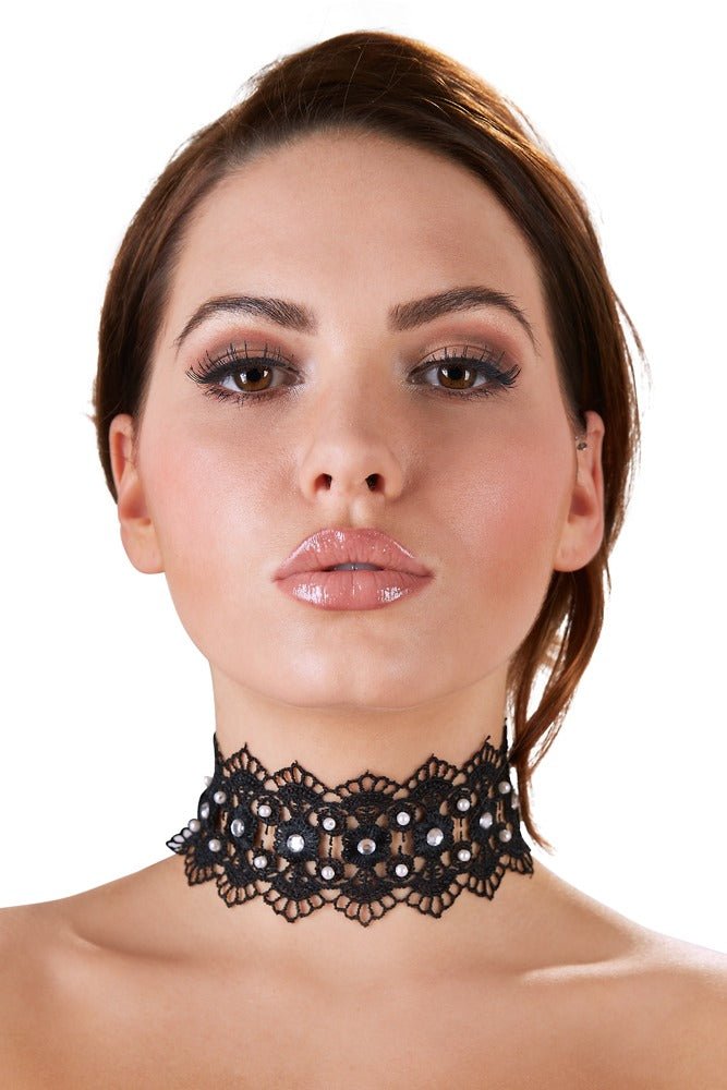 Gestricktes Halsband mit Perlen und Strasssteinen - Hinreissend