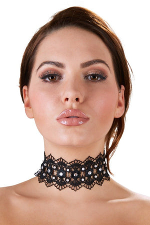 Gestricktes Halsband mit Perlen und Strasssteinen - Hinreissend