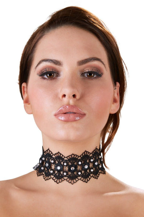 Gestricktes Halsband mit Perlen und Strasssteinen - Hinreissend