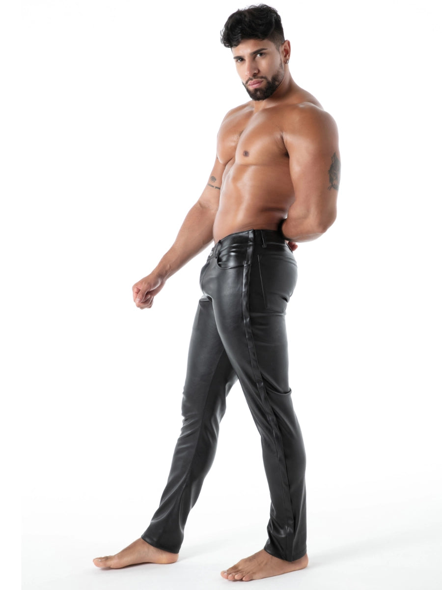 Seitenansicht der Kinky Chippendale Pants von TOF Paris – betont die schlanke Silhouette und den verführerischen Sitz im Oberschenkelbereich