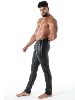 Seitenansicht der Kinky Chippendale Pants von TOF Paris – betont die schlanke Silhouette und den verführerischen Sitz im Oberschenkelbereich