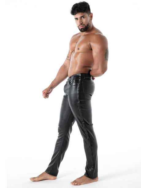 Seitenansicht der Kinky Chippendale Pants von TOF Paris – betont die schlanke Silhouette und den verführerischen Sitz im Oberschenkelbereich