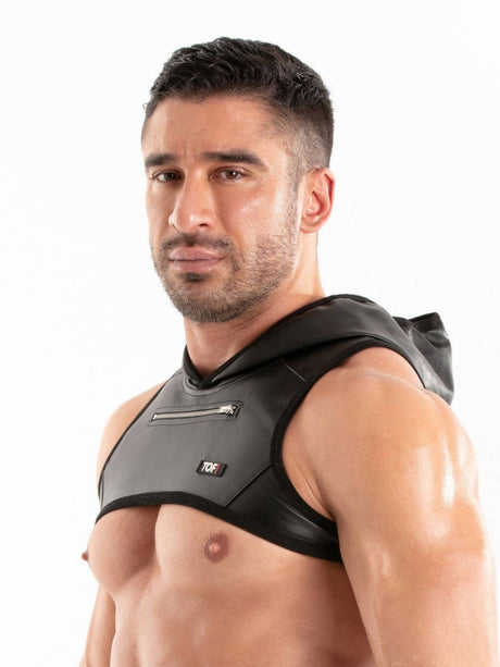 Kunstleder Herren Harness mit Kapuze Schwarz – TOF Paris seitlich