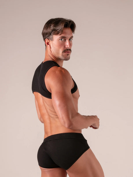 Absolu Male TOF Paris – Laced Harness – Absolu Male – Seitenansicht – sexy maskuliner Herrenlook in Schwarz