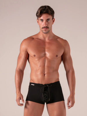 Absolu Male TOF Paris – Laced Trunks – Absolu Male – Vorderansicht – sexy maskuliner Herrenlook in Schwarz