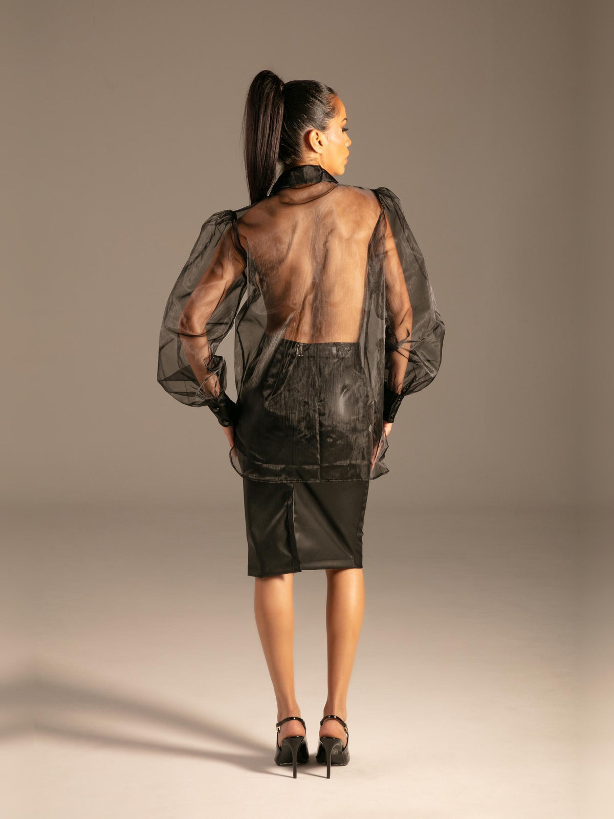 Organza Bluse mit Jabot Schwarz Damen von hinten – KYNX