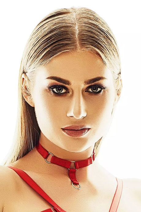 Rotes Halsband mit goldfarbenem Ring – Anais - Hinreissend