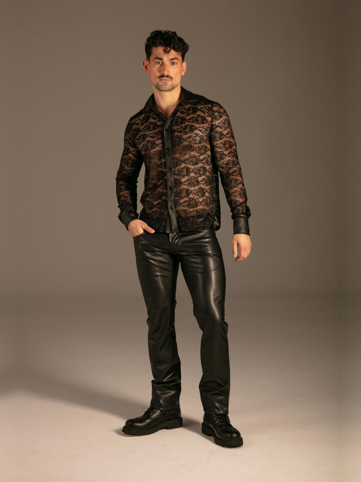 Spitzen Hemd Schwarz Herren von vorne – KYNX