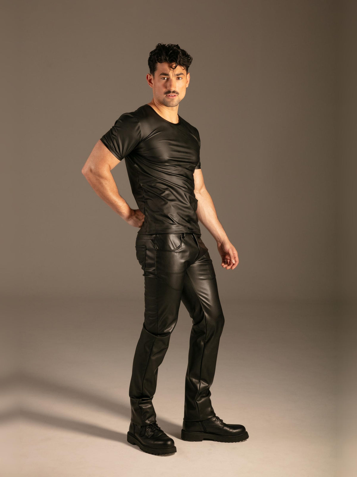 Wetlook T-Shirt Schwarz Herren seitlich – KYNX